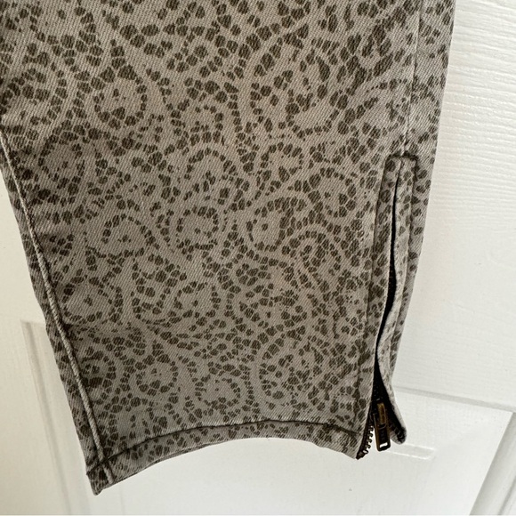 Free People Gray Paisley Print Size 26 Skinny Jeans With Zipper On Ankles - Picture 6 of 8